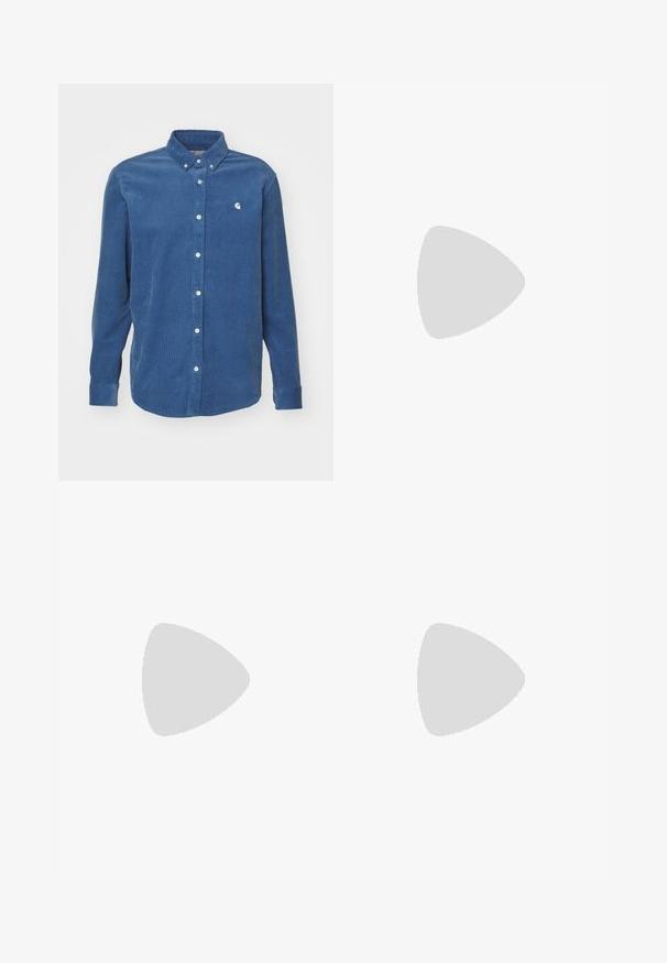 Carhartt WIP MADISON - Pluus - sorrent/wax; Valge pika varrukaga T-särk, mis on valmistatud puuvillast. Ümmargune kaelus, ribaga mansetid ja väike logo vasakul varrukal. Sile tekstuur.; Heled sinise denimi sirgete põlvede lõikega teksad, millel on keskmise kõrgusega vöökoht, viis taskut ning nööbid ja tõmblukk.; Must mustrasneaker mustmustraday valgetus valge nööritega, beež kummist tallaga ja punase aktsendiga kandade juures. Ümar nina ja minimaalne õmblusdetail.