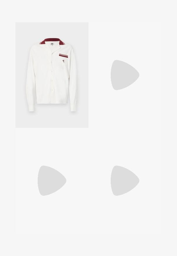 Biała koszula z długim rękawem o teksturowanej powierzchni, bordo kołnierzykiem oraz kieszonką z bordo akcentem i haftowanym wzorem.; Czarne spodnie wykonane z gładkiego materiału, z zapięciem na guzik z przodu, plisami i prostymi nogawkami. Brak widocznych wzorów lub akcentów.; Calvin Klein - Półbuty wsuwane; Czarno-złote okulary przeciwsłoneczne o kwadratowym kształcie, metalowej oprawie, ciemnoszarych soczewkach i czarnych końcówkach zauszników. Wyposażone w podwójny mostek.