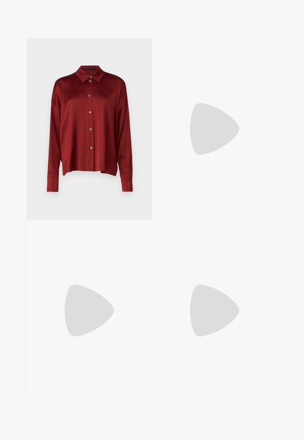 DRYKORN CLOELIA - Skjorta - red; Beiga vida byxor i bomullsmix. Har en slät yta, elastisk midja och en sidoknappdetalj.; Svart läder slingback-hälar med spetsig tå, med en smal klack och en guldtonad detalj på den justerbara remmen. Slät textur.; Svart läderhandväska med en strukturerad design, som har en avskuren form, ett handtag upptill och guldiga detaljer. Justerbar axelrem ingår.