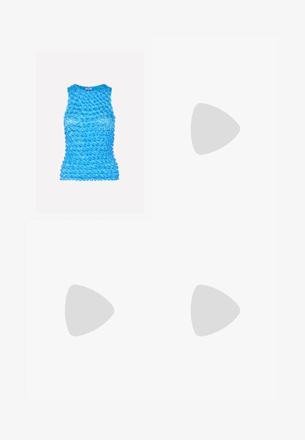 Světle modrý top bez rukávů s texturovaným, zmuchlaným designem. Utkanina má lesklý povrch, zdobena je vlnitými okraji a kulatým výstřihem.; Džíny s širokými nohavicemi v středně modré barvě, se zvýšeným pasem, knoflíkovým zapínáním a kontrastními vertikálními švy vpředu.; Černé lakované sandály na podpatku se čtveratou špičkou, lýtkovými pásky a stříbrnými přezkami. Disponují masivním blokovým podpatkem pro stabilitu.; Černá kožená kabelka s křivkovým tvarem, odnímatelným popruhem a zlatými detaily. Kabelka má klopu s přezkou.