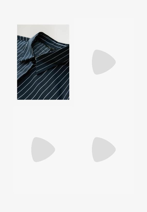 Camicia da uomo blu scuro a righe bianche, con colletto classico e tessuto liscio. Etichetta visibile nella zona del colletto.; Pantaloni ampi marroni con una texture liscia, caratterizzati da una vita alta e pieghe frontali. Il tessuto è leggero e scorre liberamente.; Sandal in pelle marrone con cinturini incrociati, chiusura con cinturino alla caviglia e suola piatta con dettagli di cucitura minimi.; Occhiali tortoiseshell marroni con lenti ovali, aste sottili e dettagli trasparenti. Presentano un logo sottile sulla tempia. Design elegante e leggero.