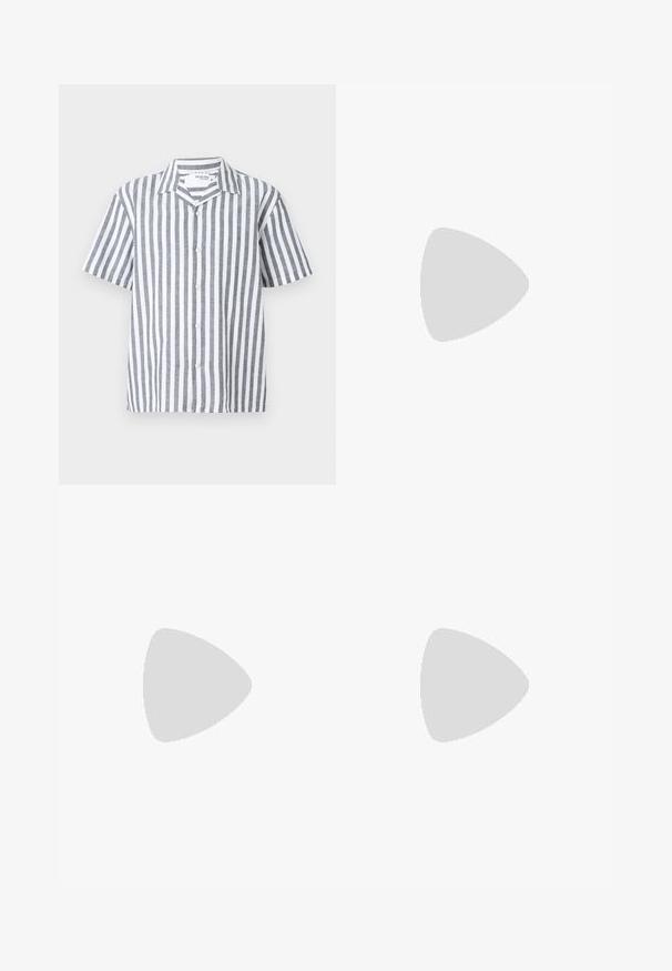 Camicia di lino a maniche corte con righe verticali grigie e bianche, frontale con bottoni e colletto a punta. Tessuto leggero con una consistenza liscia.; Polo di colore blu navy realizzato in tessuto morbido, con colletto, patta con tre bottoni e maniche corte con orlo dritto.; Shorts in denim beige con vita alta, gambe ampie, orlo sfilacciato, tasche anteriori e posteriori, e accessori metallici color rame.; Sneaker nera bassa con suola marrone, allacciatura frontale, dettagli a chevron sui lati e patch bianco sul tallone, mostrata in profilo destro su sfondo grigio.