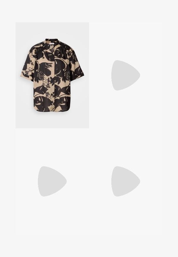 Kortærmet skjorte i beige med stort sort blomsterprint, prydet med krave og plisseret detalje på skuldrene.; Marineblå bredbenede bukser lavet af blød stof, med frontfolder, en glat tekstur og en lige pasform uden synlige lommer.; Knæhøje sorte læder støvler med firkantet tå og blokhæl, vist med en model siddende i en olivengrøn frakke. Glat tekstur, minimal detaljer.; Sort læder skuldertaske med en glat tekstur og justerbar skulderrem, parret med faded brede bukser og atletiske sneakers.