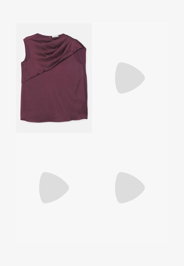 Burgunderfarbener ärmelloser Oberteil aus glattem Stoff mit Drapé-Design, featuring einen asymmetrischen Schnitt und einen runden Halsausschnitt.; Gestreifte weiße Midi-Rock aus Strick mit einem strukturierten Muster und Ausschnitten am Saum. Elastischer Bund. Weiches Material.; Schwarze Leder-Ballettschuhe mit abgerundeter Spitze, glatter Textur, minimalen Nähdetails und einem flexiblen Sohlen-Design.; Braune Ledertasche mit Klappenverschluss, Beschlägen in Goldfarbe, einem Schultergurt und einer glatten Oberfläche. Kompakte rechteckige Form.