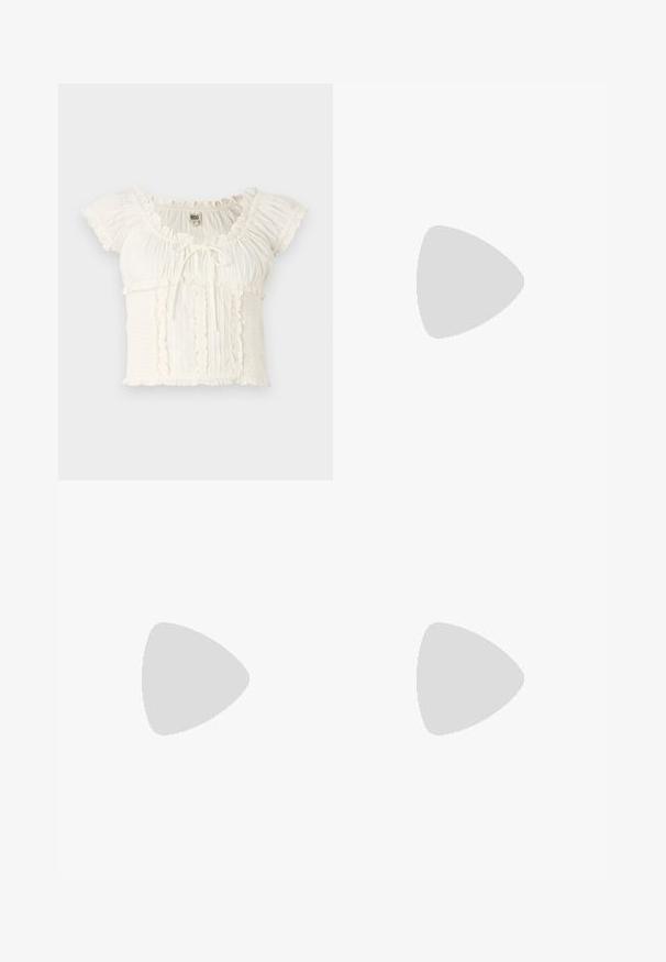 Blusa bianca a maniche corte con bordi arricciati, texture arricciata e un laccio regolabile davanti. Tessuto leggero con dettagli sottili.; Pantaloni ampi marroni con una texture liscia, caratterizzati da una vita alta e pieghe frontali. Il tessuto è leggero e scorre liberamente.; Sandalo bianco con tacco alto, caratterizzato da un design a cinturini e un legaccio alla caviglia. Texture liscia con una piattaforma frontale per un'altezza aggiuntiva.; Borsa tote in pelle marrone con texture liscia, design con apertura superiore e due spallacci. Presenta cuciture minime e nessun hardware visibile.