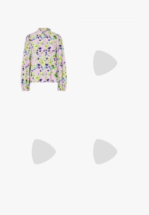 Blusa floral em tecido rosa pastel com padrões de flores verdes e roxas, gola tipo colarinho e mangas longas volumosas.; Sister Jane HEART TO HEART - Calças de ganga de perna direita - blue denim; Sapatilha alta de tela branca com sola de borracha preta, bico de borracha na frente e seis ilhós para os atacadores, apresentando um design limpo e minimalista.; Bolsa de mão em couro vermelho com um design angular e geométrico. Apresenta uma única alça ajustável e um fecho com aba, com detalhes cosidos.