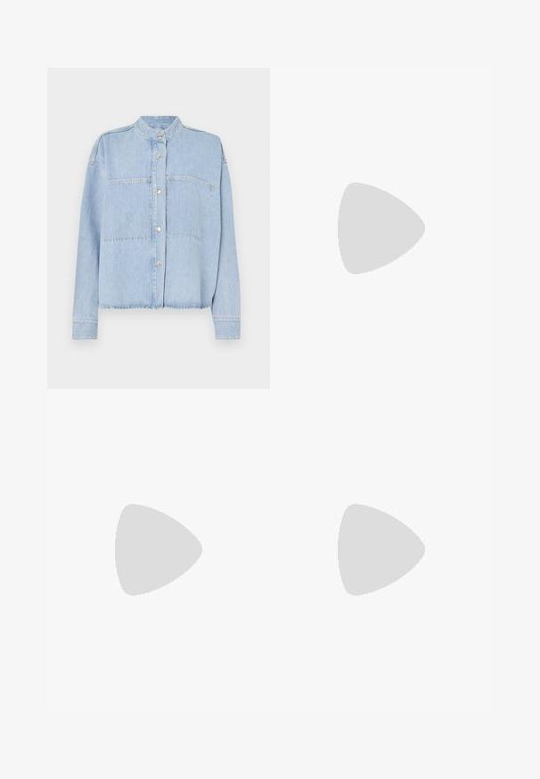 Giacca di jeans blu chiaro con colletto alto, chiusura con bottoni, due tasche sul petto e maniche lunghe. Texture liscia con cuciture visibili.; Jeans a palazzo di colore blu chiaro realizzati in denim, con vita alta, tasche e orli sfilacciati. Il tessuto presenta un lavaggio sbiadito e una texture sottile.; Pantaloni a gamba larga grigio a righe sottili con una texture liscia, abbinati a ballerine in pelle nera con punta arrotondata.; Orecchini in catena d'oro con un design accentuato da cristallo trasparente, con la marcatura incisa "GUESS" e una finitura liscia.