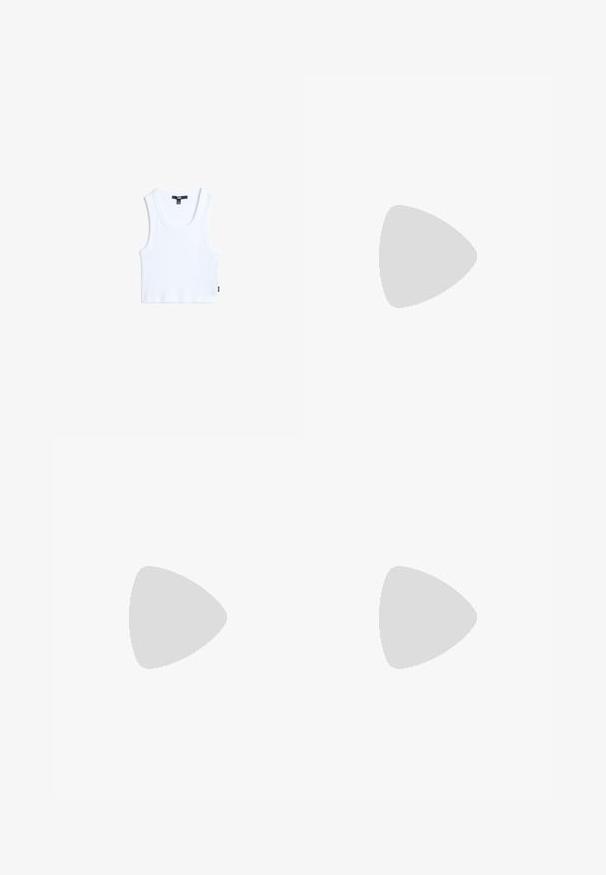 Top in cotone bianco senza maniche con una texture a costine, scollo rotondo e spalline larghe. Presenta un piccolo etichetta del marchio sull'orlo.; Pantaloni culotte neri in poliestere con una cintura elastica, due pieghe frontali e una silhouette ampia. Nessun motivo visibile o dettagli in metallo.; Sandali con tacco in vernice nera, con punta squadrata, cinturini alla caviglia e fibbie in argento. Presentano un tacco a blocco spesso per maggiore stabilità.; Borsa sintetica bianca a forma triangolare, con patta anteriore piatta e dettaglio a fiocco, tracolla regolabile, texture liscia e design minimalista.