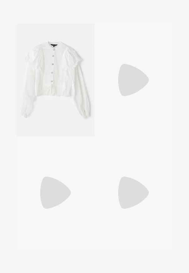 Baltā blūze ar pūkainām piedurknēm, frill apdari un pieciem dekoratīviem pogām. Iezīmēta ar saišu viduklī un vieglu teksturētu audumu.; Gaiši zils, puffed svārks ar plašu elastīgu jostas daļu. Izgatavots no mīksta, viegla auduma ar plūstošu, sakrāto dizainu.; Sarkana lakota āda siksnu kurpes ar smailu purngalu un divām pārklātām siksnām, rotātām ar kvadrātveida metāla sprādzēm. Zema papēža dizains.; Pērļu rokassoma, izgatavota no baltām pērēm, ar strukturētu virsmu un maliņu apakšā, nēsāta ar krunkainu, bēša apģērbu.; Sudraba pilienveida auskari ar vairākiem caurspīdīgiem rhinestones, ar kaskādes dizainu un teksturētām virsmām, uz neitrāla fona.