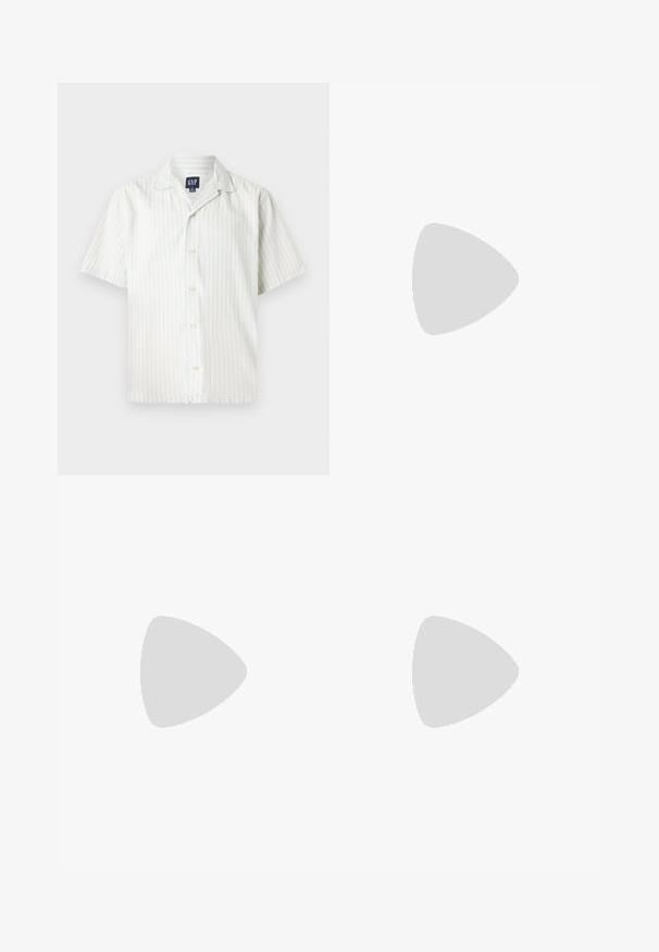 Chemise à manches courtes à boutons, en rayures verticales bleu clair et blanches, en tissu coton, avec un col pointu et des boutons sur le devant.; Débardeur en coton blanc avec un col rond, de larges bretelles et un ourlet droit, présentant une texture lisse et sans motifs visibles.; Jean en denim bleu foncé à taille haute, coupe large, coutures jaunes contrastées et fermeture à bouton au niveau de la ceinture. Pas de poches arrière visibles.; Chaussure en daim beige avec un design à lacets, des détails cousus et une semelle en caoutchouc. La forme est décontractée avec un léger talon compensé.