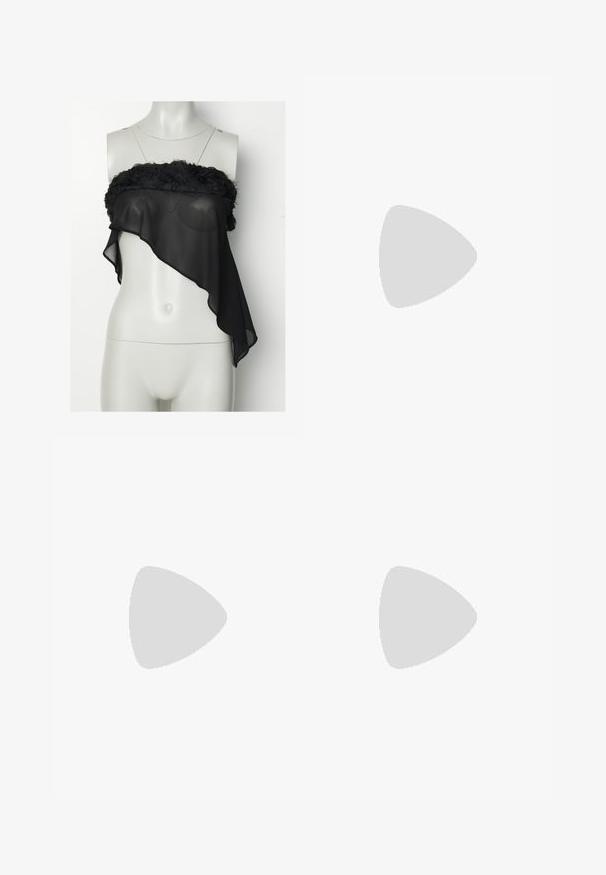 Svart chiffon topp med en volangkjol och asymmetrisk nederkan. Lätt och genomskinligt material ger en svävande effekt.; Svarta fusk skinn skinny jeans med en slät yta, hög midja, knäppning och traditionell femficksdesign.; Svarta knähöga stövlar i slätt läder med texturerad yta, med hög blockklack och rund tådesign.; Guldiga hoopsörhängen, tunna och runda i formen, med en slät metallisk finish utan utsmyckningar eller mönster.; Svart läderplånbok med vikbar lucka, guldhardware och logotypdetalj. Inkluderar en avtagbar rem för bärande.