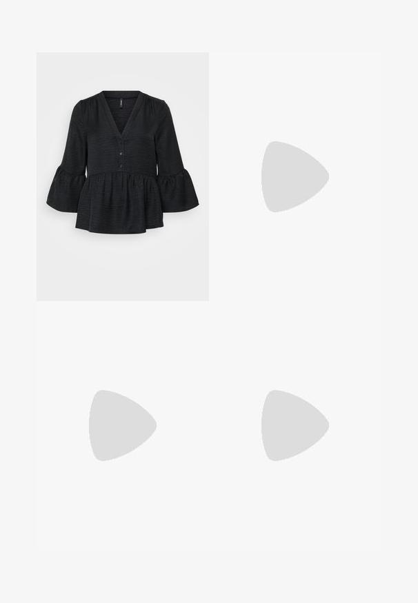 Svart peplum-top med V-hals, knappelukking og utsvingte ermer. Laget av teksturert stoff med en myk overflate.; Svarte flared bukser laget av elastisk stoff, med høy midje og en glatt tekstur. Buksene vidder ut fra kneet.; Sorte flate sko med spiss tå, meshsider og en stropp med spennedetalj. Glatt finish på tå- og hælområdene.; Sølvmetallkjede med alternerende hvite perler, utstyrt med en sikker lås og en jevn, polert overflate.