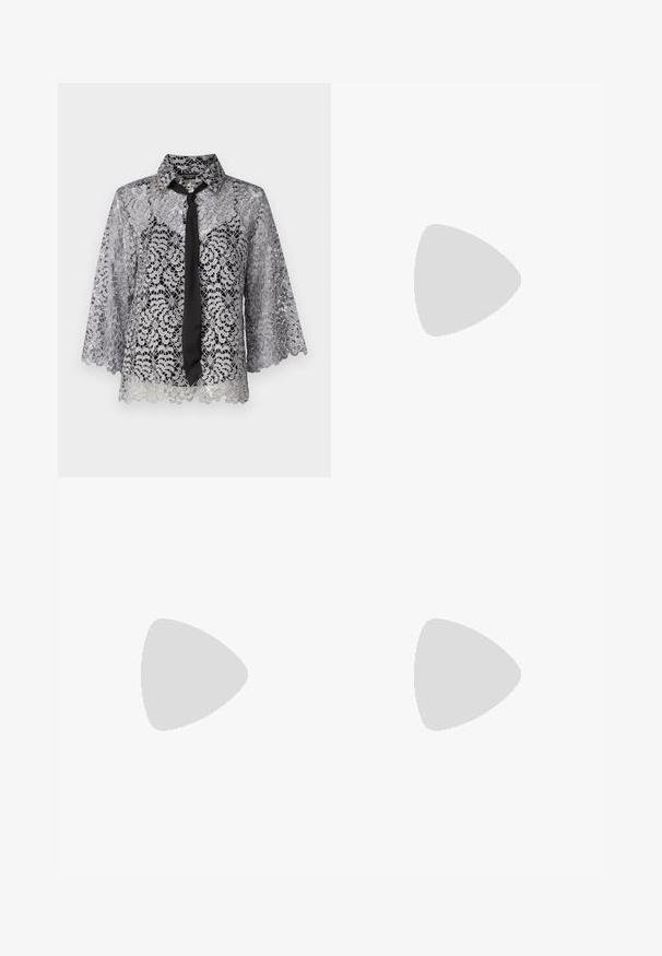 Spitzenbluse in Silber mit einer schwarzen Krawatte. Merkmale sind Glockenärmel, florale Muster und ein spitzes Kragen. Durchsichtige Textur mit einem gewellten Saum.; Schwarzes schulterfreies Kleid aus glattem Leder. Mit langen Ärmeln, maßgeschneiderter Form und ausgestelltem Rock. Auffällige Nähte und Texturdetaillierungen.; Schwarze, hochhackige Sandalen mit dünnen Riemen und einem geknoteten Design, einer glatten, rechteckigen Zehenpartie und einem eleganten Stiletto-Absatz.; Hellegraue metallische Handtasche mit einer Kettenriemen, verziert mit kleinen kreisförmigen metallic Nieten und einem dreieckigen Markenlogo.; Silberne Creolen mit einer glatten, glänzenden Oberfläche. Abgerundete Form, leichtes Design, mit einer Steckverschluss.