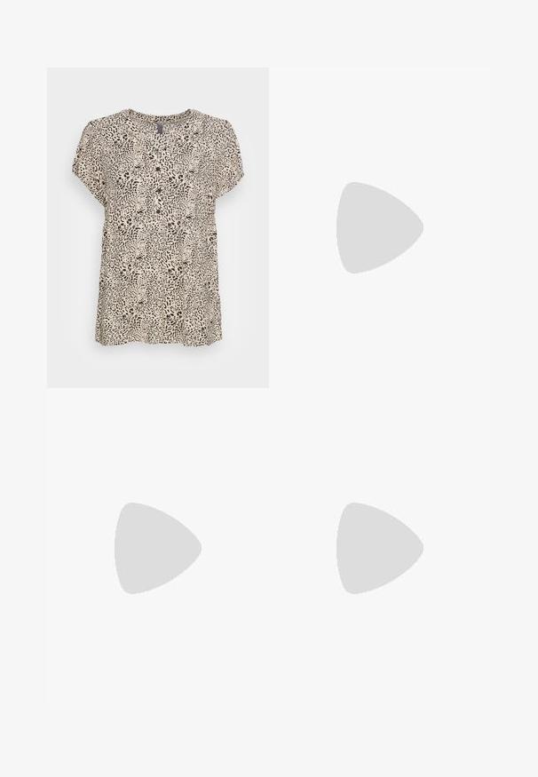 Culture JUNO CAPSLEEVE - T-shirt estampada - macadamia; Jeans pretos em corte flared feitos de denim. Apresentam um fecho de botão, cinco bolsos e uma textura suave. A perna flared começa abaixo do joelho.; Sandal com saltos em azul marinho, com tiras cruzadas, uma plataforma de fibra natural texturizada e um detalhe metálico dourado na base.; Bolsa tote preta em couro com textura lisa, forma retangular e duas alças longas. Sem hardware ou enfeites visíveis.