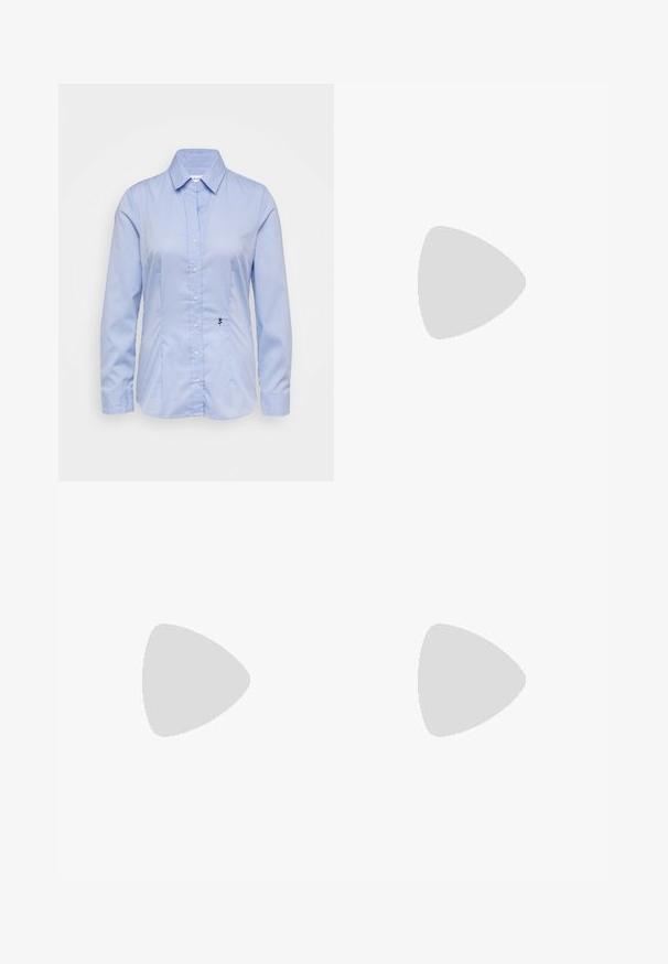 Camicia azzurra chiara a maniche lunghe, con bottoni, realizzata in tessuto liscio; presenta un colletto e un piccolo ricamo di una rosa nera sul lato sinistro in basso.; Pantaloni a gamba larga in tessuto nero con vita alta, caratterizzati da una finitura pulita e una texture liscia. Nessun hardware visibile o motivi.; Stivale alla caviglia nero in pelle liscia, con punta appuntita, tacco a blocco e cuciture raccolte distintive lungo il bordo superiore.; Borsa a mano in pelle nera con forma triangolare, una tracolla sottile e accessori in argento. Presenta una chiusura con zip e un logo impresso sul davanti.