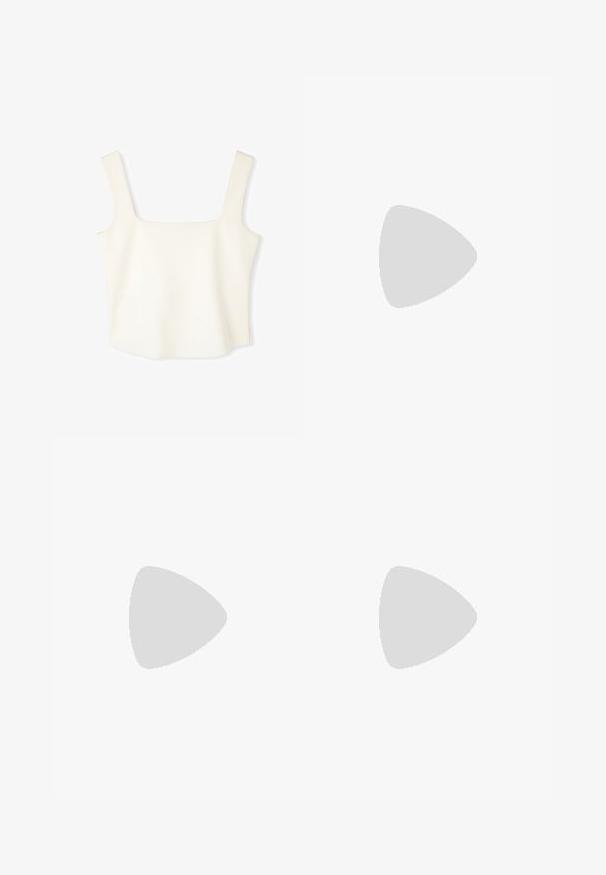 Biały, dopasowany crop top z kwadratowym dekoltem, szerokimi ramiączkami i gładką, miękką teksturą, zaprojektowany w minimalistycznym stylu.; Czarne dżinsy dzwony z klasycznym pięciopocketowym wzorem, z zapięciem na guzik i subtelnym przecieraniem na strukturze tkaniny.; Biała szpilka na odkrytej pięcie z ostrym noskiem, charakteryzująca się gładką cholewką, subtelnymi wycięciami i niskim obcasem w kształcie bloku. Czarna podeszwa podkreśla design.; Biała torebka wykonana z teksturowanej skóry, ozdobiona wzorem w kropki, z podwójnymi uchwytami, odczepianym paskiem i srebrnymi akcentami.