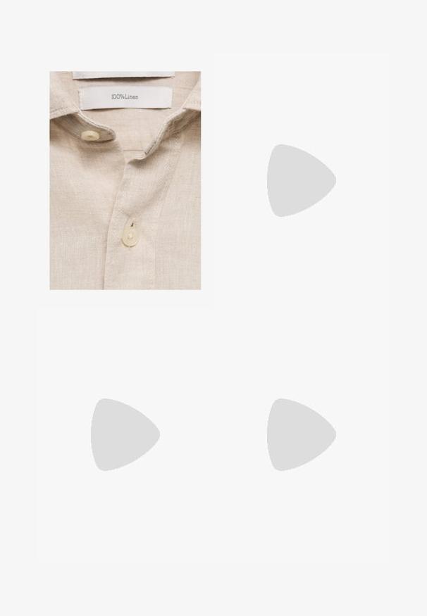 Beige linnen shirt met een zachte textuur, kraag en twee knopen van romig plastic. Het waslabel vermeldt "100% Linnen."; Maritieme broek van gladde stof, met een iets getailleerde pasvorm, voorplooien, riemlussen en een enkel knoopsluiting.; Beige nubuck instapper met een ronde neus en gestikte details. Lichtgekleurde rubberen zool met een laag profiel.; Gouden metalen zonnebril met donkergroene lenzen, aviator-stijl, met slanke scharnieren en schildpad-accenten op de uiteinden.