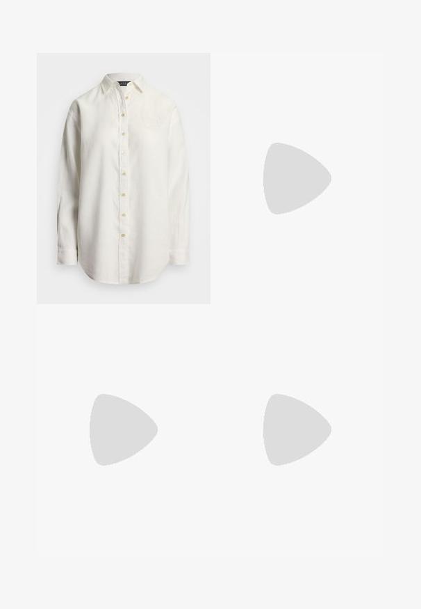 Bijela platnena košulja dugih rukava s ogrlicom na dugme, sa žutim dugmadi i izvezenim logotipom na grudima. Ravnog kroja.; Smeđi pamučni hlače slim-fit kroja, ravnog prednjeg dijela i standardnih džepova; glatka tekstura i obrubljene manžete.; Bijele kožne tenisice, niskog kroja, s glatkom teksturom, okruglim vrhom, vezanjem sprijeda i malim izvezenim logom sa strane.; Crna kožna torba u obliku polovice mjeseca s zlatnim metalnim detaljima, sa zatvaranjem na cipku. Nošena crossbody preko sive pletive.; Naušnice na stud s zlatnim tonom i uvrnutim dizajnom. Svaka naušnica ima okruglu prozirnu podlogu za sigurno nošenje.