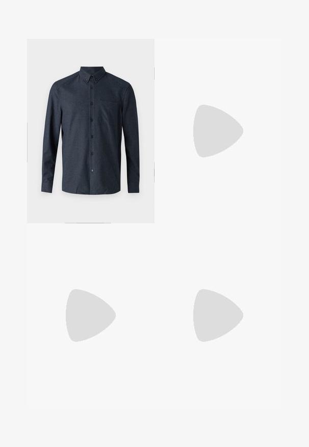 Donkerblauwe blouse met lange mouwen van gemêleerde stof, voorzien van een knoopsluiting, een borstzak en zes zwarte knopen op de sluiting.; Lichtbeige broeken van een katoenmix, met een rechte pijpdesign, voorplooien, een knoopsluiting en zijzakken.; Zwarte instapper met een ronde neus, voorzien van een textuur bovenwerk, gladde witte zool en subtiele merktekens aan de zijkant.; Blauwe rechthoekige zonnebril met grijs getinte lenzen, kunststof montuur, metalen accenten en een matte afwerking op de pootjes.
