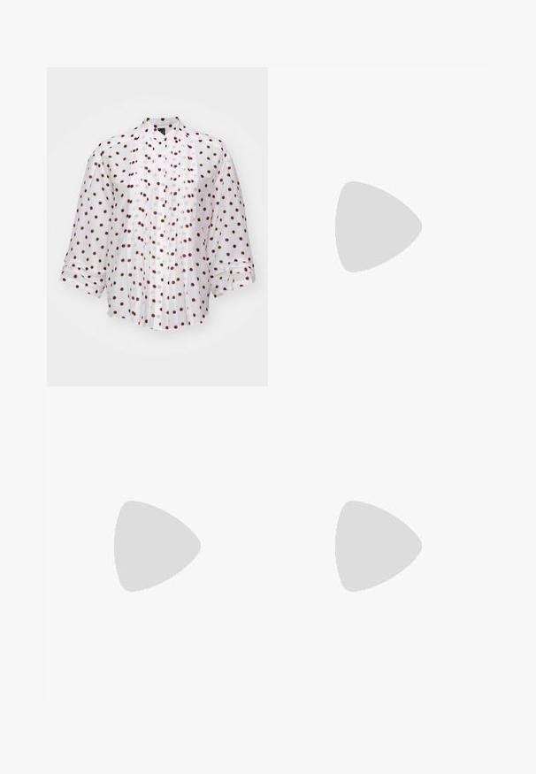 Marc Cain Cămașă - white; Blugi cu picior larg, de culoare albastră, cu broderie florală întunecată aproape de manșetele rulote și închidere cu un nasture negru la talie.; Sabot plat metalic argintiu cu un design al curelei curbate și o talpă subțire. Prezintă un bucluc pentru degete și un aspect minimalist.; Trei inele din metal: unul roz aurie, unul auriu cu accente texturate și unul argintiu, toate cu branding gravat pe banda interioară.