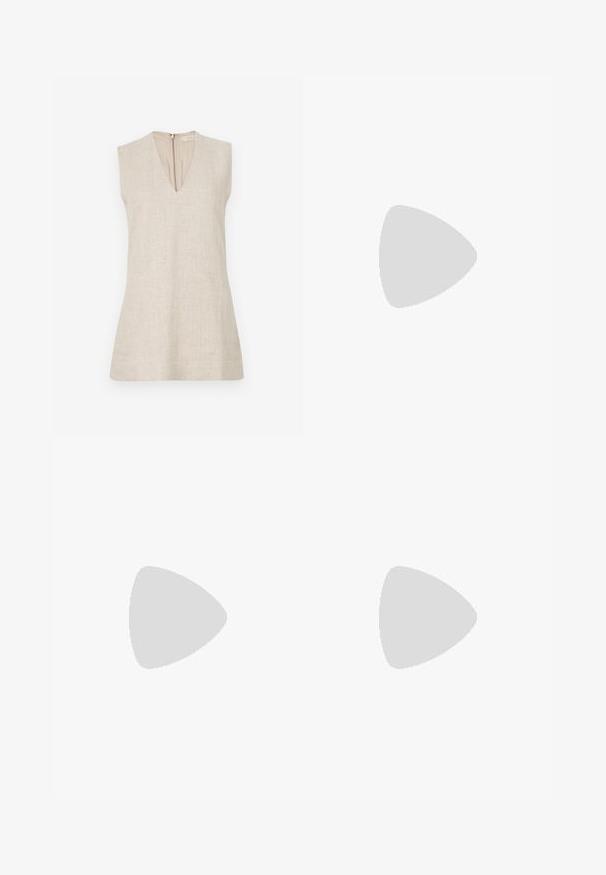 Top bege sem mangas com decote em V, feito de tecido texturizado, apresentando um fecho de zíper nas costas. Design simples, sem padrões ou detalhes.; Calças pretas de boca de sino com uma cintura alta, feitas de um tecido elástico. Apresentam detalhes de costura vertical na frente e uma textura suave.; Sapato slingback em couro preto com biqueira fina, tiras decorativas com ilhós de metal e um pequeno salto quadrado. Superfície texturizada.; Bolsa de mão em pele preta com uma forma arredondada, uma alça larga e um acabamento texturizado. Apresenta um discreto detalhe de costura e um acabamento em metal dourado.