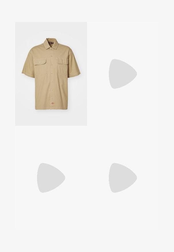 Camisa de botones de manga corta en color beige, con dos bolsillos en el pecho, costuras blancas en contraste y una etiqueta en la esquina inferior derecha.; Pantalones caquis con un diseño de pierna recta, fabricados con una tela resistente, que cuenta con una textura suave y un frente de doble pliegue para un detalle adicional.; Zapatillas de cuero blanco con el swoosh negro de Nike, cordones planos y suela de goma texturizada. Punta redondeada y cuello acolchado para mayor comodidad.; Gafas de sol rectangulares negras con lentes oscuros. Montura de plástico con un acabado brillante, que cuenta con un puente ancho y brazos ligeramente cónicos.