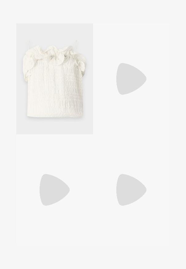 Hofmann Copenhagen EXCLUSIVE GENEVIVE - Top - off white; Vestito floreale bianco con fiori blu e verdi, caratterizzato da un colletto, apertura frontale con bottoni, maniche lunghe con polsini elastici e una cintura in vita.; Tacchi slingback in pelle lucida beige con punta affusolata e tacco di 5 cm, caratterizzati da lati traforati e una sottile fascia alla caviglia.; Occhiali da sole tartarugati con lenti ovali allungate, tonalità marrone, accenti dorati con logo sulle tempie e aste nere eleganti.; Borsa a tracolla beige con un motivo stampato, forma curvata, dettagli in pelle e un logo dorato sul davanti. Presenta una maniglia corta per un facile trasporto.