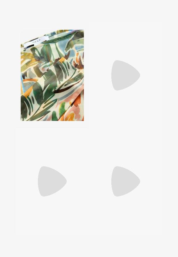 Tessuto trasparente con un motivo botanico astratto e colorato che presenta tonalità di verde, marrone e giallo, bordi cuciti e un'etichetta con la scritta "NEXT."; Jeans in denim blu scuro con gamba dritta, design a cinque tasche e chiusura con bottone classica. Texture morbida con leggera scoloritura.; Ballerina in pelle marrone con punta arrotondata e tacco a blocco piccolo. Presenta un sottile fiocco sul davanti e dettagli di cucitura discreti.; Occhiali da sole tartarugati con montatura ovale e lenti verdi. Presentano aste sottili con un accento metallico vicino alle cerniere.; Borsa a tracolla gialla intrecciata con manico curvo e forma non strutturata. La superficie testurizzata presenta un motivo a incrocio.