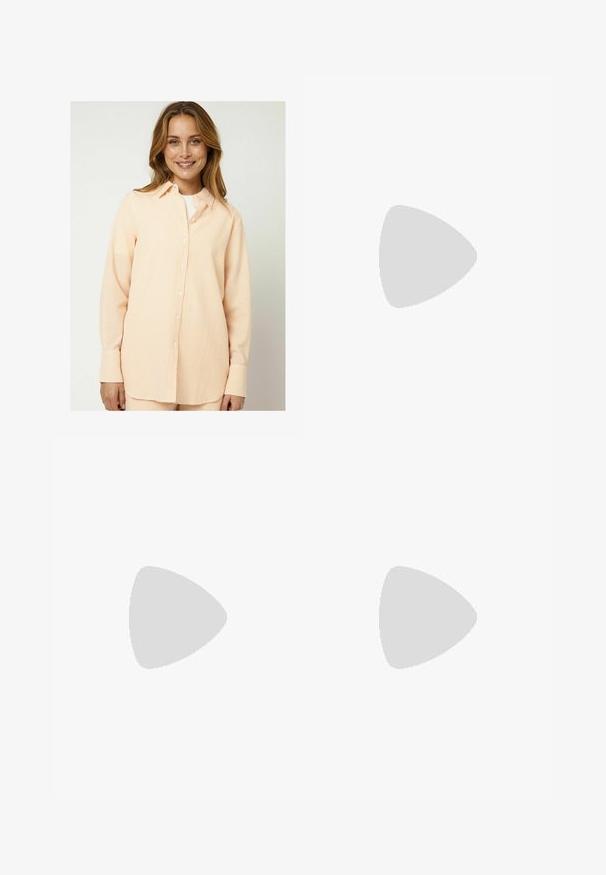 Moves ELASSU - Blúzka so zapínaním na gombíky - tangerine; Široké nohavice vyrobené z textúrovaného tmavošedého materiálu. Majú predný záhyb, zapínanie na gombík a bočné vrecká pre praktickosť.; Hnedé semišové kotníkové čižmy s blokovým podpätkom a bočným zipsom, kombinované so voľnými sivými nohavicami, posadené pri svetlej podstave.; Mango Veľká kabelka - dark brown