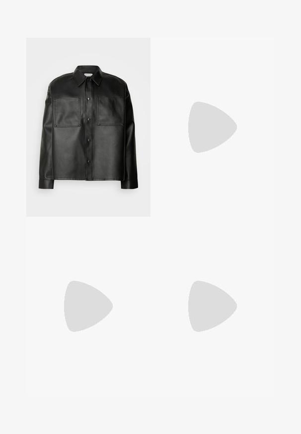 Juodas odinis marškinėlių švarkas su smailiu apykakle, dviem priekinėmis kišenėmis, užsegimu su snap-mygtukais ir subtiliu logotipo išraiška kairėje kišenėje.; Juodas medvilninis marškinėliai su trumpomis rankovėmis, su iškilmingu „Calvin Klein“ logotipu priekyje, apvaliu kaklu ir laisvu siluetu.; Juodos kelnės su lygiu paviršiumi, tiesaus kirpimo, su dviem priekinių kišenių ir vieno mygtuko uždarymu juosmenyje.; Žemi sportiniai bateliai su juodu zomšos paviršiumi ir baltais odiniais intarpais, juodais raišteliais ir storu baltu guminiu padu, rodomi iš išorinio šono.