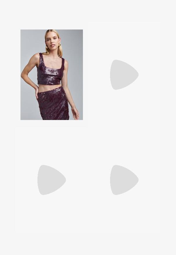 Burgundská flitrová crop top s štvorcovým výstrihom a zodpovedajúcou sukňou, ktoré sa vyznačujú hladkou textúrou a trblietavým povrchom na oboch kusoch.; Hnedé nohavice so širokými nohavicami a hladkou textúrou, s vysokým pásom a prednými skladmi. Tkanina je ľahká a voľne sa pohybuje.; Červené lakované kožené sandále na podpätku s jemne špičatou špičkou, dvoma prackovými remienkami a štíhlym, stredne vysokým ihlovým podpätkom. Hladký povrch.; Even&Odd Kabelka - brown
