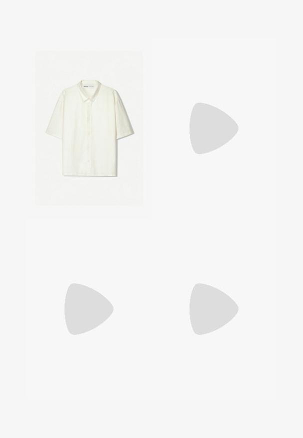 Koszula krótki rękaw, zapinana na guziki, w kolorze off-white z lnu. Posiada klasyczny kołnierzyk, guziki z przodu oraz luźny krój. Minimalistyczny design z delikatną teksturą.; Jasnoniebieska tkanina dżinsowa o drobnej, teksturowanej strukturze i subtelnym, wyblakłym wzorze. Krawędzie są przeszyte, co pokazuje jednolity kolor nitki.; Brązowe sandały na dwóch paskach z miedziowanymi klamrami, korkową wkładką i gumową podeszwą. Smukły design z regulowanymi paskami dla lepszego dopasowania.; Czarna prostokątna para okularów przeciwsłonecznych z ciemnymi soczewkami, matowym wykończeniem i detalem logo na zauszniku. Projekt charakteryzuje się prostymi krawędziami i grubymi oprawkami.