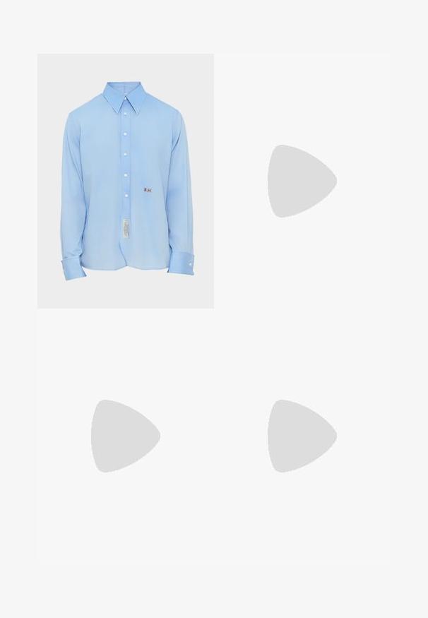 Lichtblauw langärmelig shirt met een brede kraag, knopen aan de voorkant en geborduurde initialen "B.M." aan de linkerkant. Labels zichtbaar aan de onderkant.; Zwarte katoenen t-shirt met korte mouwen, met blauwe tekst "BESCHERM JE ENERGIE" en een grafisch ontwerp op de bovenste linkerkant.; Donkerblauwe denim broek met een recht model, voorzien van een patroonriem met metalen oogjes en een bijpassende riemlus.; Zwarte leren instappers met een gladde textuur, ronde neus en een decoratieve band over de wreef. Lage, gestapelde hak en minimalistisch ontwerp.