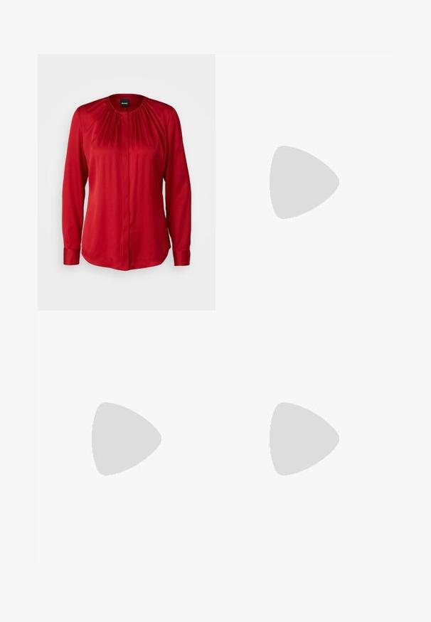 BOSS BANORAH - Hemdbluse - bright red; Helle blaue Denim-Jeans mit hoher Taille, weitem Beinschnitt, zwei seitlichen Taschen und gefaltetem Design. Weiche Textur mit einem ausgebleichten Finish.; Blaue Wildleder-Slipper mit flacher Sohle, die an den Kanten mit einer gestickten Gestaltung versehen sind und einen dekorativen Metallelement an der Vorderseite besitzen.; Schwarze Leder-Umhängetasche mit weicher Textur, dreieckiger Form und verstellbarem Tragegurt, kombiniert mit einem hellblauen gestreiften Hemd und weißen Hosen.