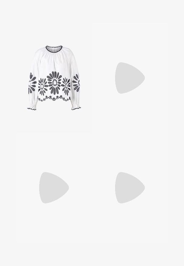 Hvid bluse med marineblå blomsterbroderi, lange ærmer, rynket halsudskæring og elastiske manchetter. Kant har en detaljeret blondekant.; Bredbenede bukser i en lys cremefarve. Fremstillet af et glat stof med plisseringer foran og sidelommer.; Brune lædersandal med krydsende stropper, ankelspænde og en flad sål med minimale syninger.; Beige flettede stråtaske med hvid læderkant, dobbelte guldkædehåndtag og rektangulær form. Overfladen har et struktureret mønster.