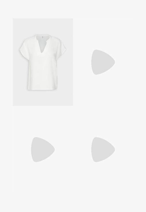 Haut blanc à manches courtes avec un décolleté en V, fabriqué dans un tissu texturé, présentant une coupe décontractée et des détails de coutures subtils.; Pantalons larges noirs en simili cuir. Dotés d'une taille haute, de passants de ceinture, de deux poches avant et de détails cousus.; Sandale blanche à talons hauts avec un talon épais, présentant un design à lanières et un lien autour de la cheville. Texture lisse avec une plateforme à l'avant pour une hauteur supplémentaire.; Sac fourre-tout en cuir noir avec une texture lisse, de forme rectangulaire et deux longues poignées. Pas de matériel ou d'ornementations visibles.