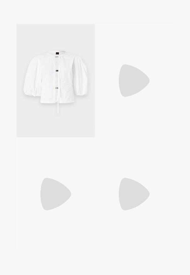 Casaco branco de mangas bufantes com corte reto, apresentando um fecho frontal com fivelas metálicas e um decote redondo. Tecido de algodão suave.; Calças largas pretas de cintura alta, com pregas à frente e um cinto com fivela. Feitas de um tecido liso e leve.; Sapatos de salto alto em couro preto, tipo slingback, com bico pontiagudo, salto esguio e detalhe decorativo em fivela no peito do pé. Textura suave e design elegante.; Bolsa de mão em couro preto com textura granulada, formato curvado, fecho superior com zipper, acessórios em prata e uma etiqueta castanha. Apresenta um destaque do logotipo.