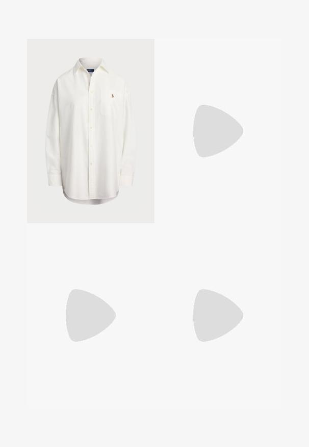 Bela srajca na gumb iz bombaža, ki ima žep na prsih in majhen vezen logotip. Ohlapen kroj z klasičnim ovratnikom in dolgimi rokavi.; Črne razširjene hlače z visokim pasom; vključujejo dva sprednja žepa in gladko teksturo tkanine. Primerne za različne priložnosti.; Patentna usnjena rožnata balerina z zaobljenim nosom, trakovi okoli gležnja in nizko blok peta. Gladka tekstura in minimalističen dizajn.; Črna usnjena torbica z strukturiranim dizajnom, zgornjim ročajem in zlate kovinske sponke na sprednji strani. Gladka tekstura, minimalno šivanje.