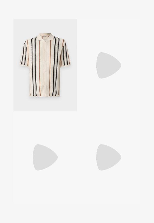 Kurzarm-Strickshirt mit vertikalen Streifen in Creme, Schwarz und Braun. Es hat einen Kragen und eine Knopföffnung.; Weißes ärmelloses Tanktop aus geripptem Baumwollmaterial. Hat einen gerundeten Ausschnitt und eine glatte Textur. Das Etikett trägt die Aufschrift "PULL&BEAR."; Schwarze Hose aus einem glatten Stoff, mit einem geraden Bein Design, Gürtelschlaufen und zwei Seiten Taschen. Klassischer Look ohne Verzierungen.; Schwarze Lederloafers mit runder Zehenform, eleganter Schlupfdesign und dicker Gummisohle mit strukturiertem Griff. Erhöhter Absatz und dezente Nähdetails.; Schwarze rechteckige Sonnenbrillen mit dunklen Gläsern, die einen dicken Rahmen, subtile Akzente an den Seiten und keine sichtbaren Logos außer dem Markennamen aufweisen.; Metallquarzarmbanduhr mit schwarzem Zifferblatt, weißen Ziffern und Datumsanzeige. Verfügt über ein Edelstahlarmband und eine Wasserdichtigkeit von 100m.