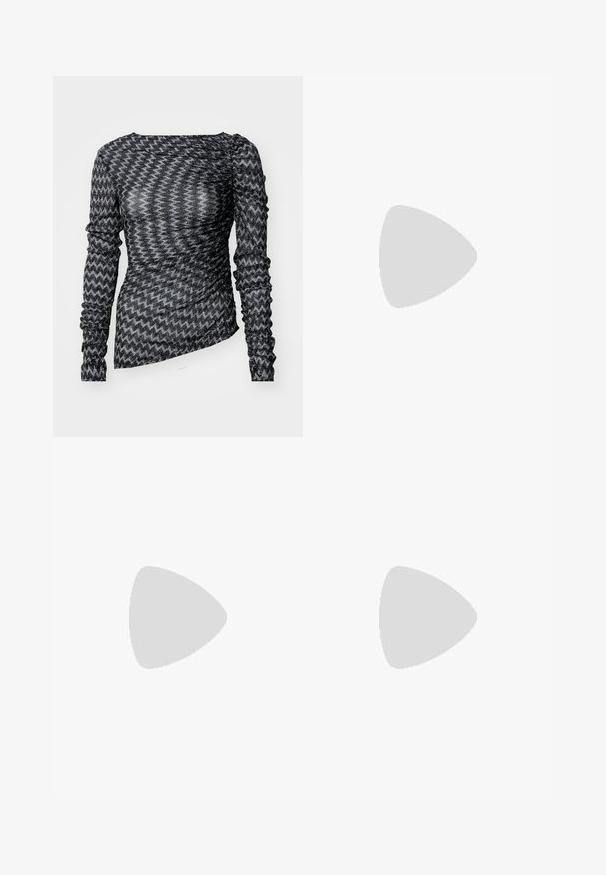 Schwarzes und silbernes Langarmoberteil aus einem strukturierten Material mit Zickzackmuster und Raffung an den Ärmeln und der Seite.; Schwarze Hosen aus glattem Stoff mit hoher Taille, weitem Bein, vorderen Falten und klassischen Gürtelschlaufen. Keine sichtbaren Seitentaschen.; Schwarzer Leder-Slingback-Schuh mit spitz zulaufender Zehenpartie, dekorativen Riemen mit METALLÖSEN und niedrigem Blockabsatz. Strukturelle Oberfläche.; Schwarze Lederhandtasche mit abgerundeter Form, breitem Tragegurt und strukturiertem Finish. Besitzt eine subtile Nahtdetails und einen Akzent aus goldfarbenem Metall.