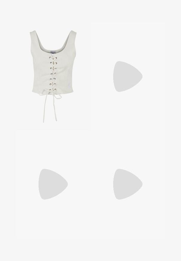 Vit kort topp med breda band, snörning framtill med bruna öglor och knytdetalj i midjan. Mjuk tyg med en minimalistisk design.; Mörkblå denimbermuda shorts med dragsko i midjan, med standard bältesöglor och synliga sömnadsdetaljer.; Vit hög topp canvas sneaker med svart gummisulan, framsidan gummitåhätta och sex öglor för snören, med en ren, minimalistisk design.; Röd läderhandväska med en vinkelrät, geometrisk design. Har ett justerbart axelband och en klaffstängning med sydda detaljer.