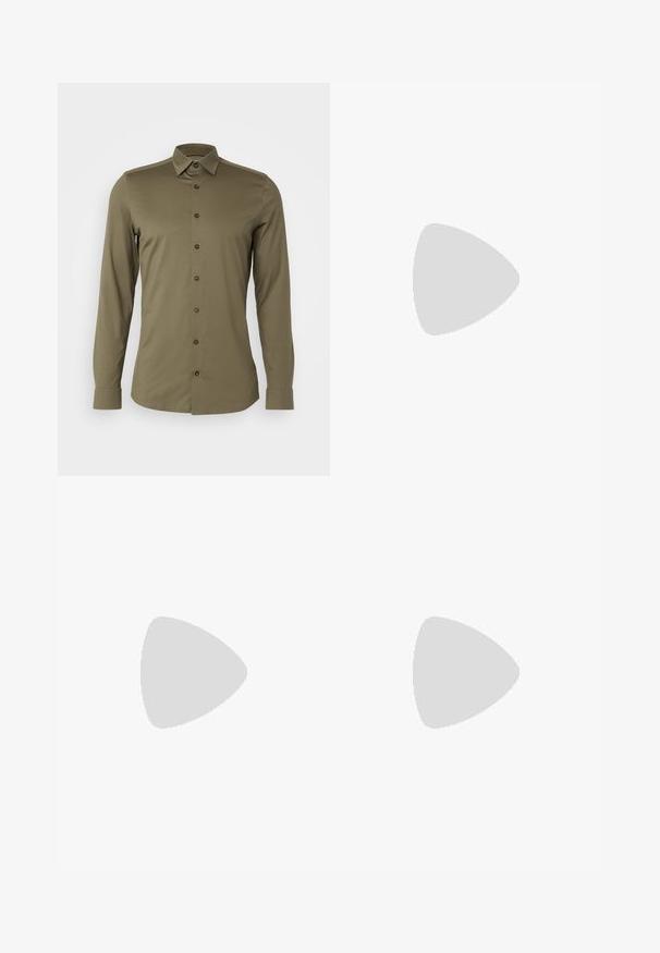 OLYMP No. Six Overhemd - olive; Skinny jeans in vervaagd grijs denim, met versleten details op de knieën, gecombineerd met witte sneakers. Gladde textuur, slank model.; Witte leren sneakers met perforaties, ronde neus, vlakke zool en dikke veters, met een zichtbare swoosh-logo en "AIR" op de hiel.; Zilveren roestvrijstalen horloge met een marineblauwe wijzerplaat, metalen uurmarkeringen en een datumnis op 3 uur. Waterbestendig tot 50 meter.