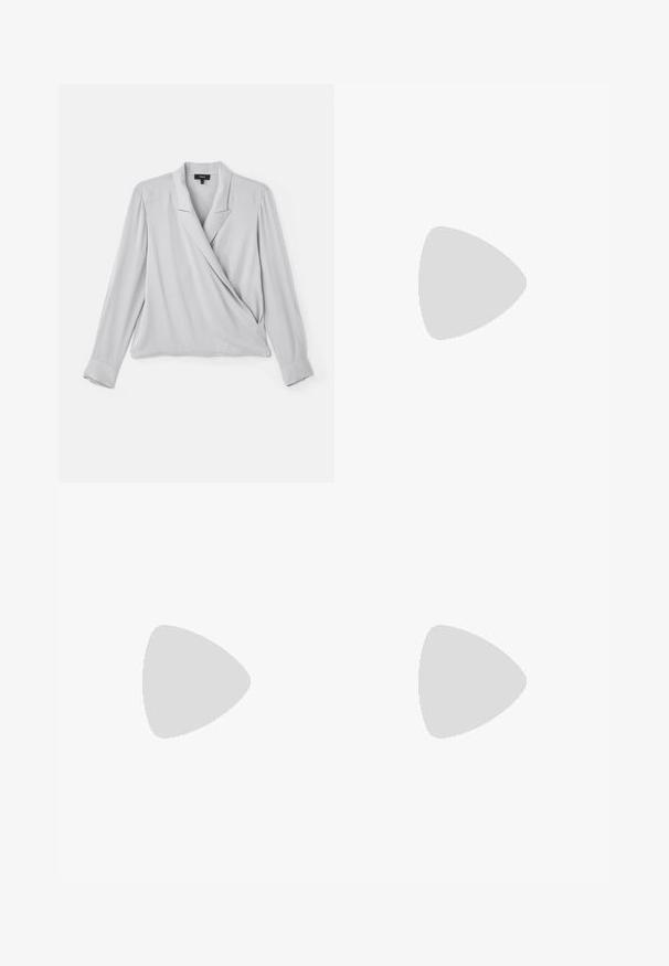 Theory LAPEL WRAP - Camicetta - platinum; Pantaloni svasati di un verde scuro realizzati in un tessuto lucido, con una texture liscia e una chiusura con zip sul retro.; Scarpa a slingback nera in pelle con punta affilata, tacco alto e sottile, e un accentuato adorabile fiocco decorativo. Texture liscia e design elegante.; Borsa a spalla metallica argento con una texture liscia, design curvo, tracolla a catena e un pannello frontale lucido con una sottile incisione del logo.; Orecchini d'argento con un design a spirale fluente. Texture liscia con una finitura lucida. Presentano una leggera lucentezza e nessun abbellimento visibile.