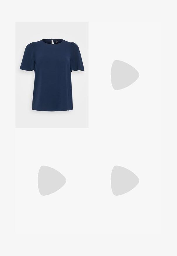 Haut à manches courtes bleu marine avec une finition texturée, un col rond et une ouverture en forme de goutte d'eau à l'arrière. Coupe décontractée.; Pantalons à jambe large dans un motif géométrique noir et blanc. Dotés d'une taille à cordon, de tissu léger et d'une silhouette fluide.; Chaussure plate noire avec un bout arrondi, dotée d'un panneau latéral en mesh et d'une sangle avec une boucle. Embout et talon en cuir lisse.; Sac accessoire noir avec un mélange de panneaux brillants et texturés, équipé d'une anse en chaîne. Forme rectangulaire avec une finition lisse et des accents subtils.; Boucles d'oreilles en argent avec une finition lisse et polie. Forme ronde et fermeture à clip sécurisée. Design léger adapté pour un port quotidien.