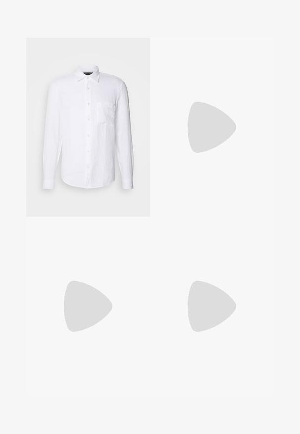 Weißes Langarmhemd aus strukturiertem Leinen mit einem Button-Down-Kragen, einer Brusttasche und beigen Knöpfen auf einem einfarbigen Hintergrund.; Schwarze Hose mit elastischem Bund und Kordelzug, tapered Beinen, Seitentaschen und subtilen seitlichen Stickdetails. Weicher Baumwollstoff.; Schwarze Lederloafer mit einer robusten profilierten Sohle, ausgestattet mit einem dekorativen Riemen und einer Stichdetail. Glatte Textur mit einem polierten Finish.; Schwarze Sonnenbrille mit rechteckiger Form, dunklen Gläsern, silbernen Akzenten an den Bügeln und mattierter Oberfläche des Rahmens.