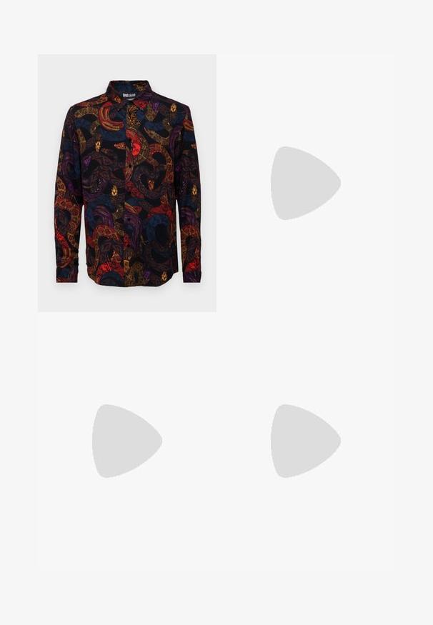 Camicia con bottoni in tessuto nero con un motivo colorato di serpenti e volti in rosso, viola e oro. Design con colletto e bottoni.; Filippa K TERRY CROPPED TROUSERS - Pantaloni - sage melange; Sneaker in pelle bianca con una finitura liscia, punta rotonda, lacci piatti e suola testurizzata. Presenta un logo discreto sul tallone.; Occhiali da sole neri rettangolari con lenti scure, montatura spessa in plastica, dettagli dorati sulle tempie e logo del marchio inciso sull'asta.