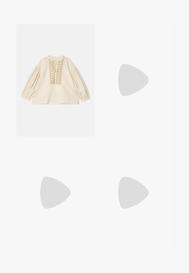 Blouse beige à manches longues avec des manches froncées et des broderies en boucle décoratives le long de l'encolure devant.; Pantalon noir en tissu lisse avec taille haute, jambes larges, plis à l'avant et passants de ceinture classiques. Pas de poches latérales visibles.; Bottine en cuir noir avec un bout pointu et un design épuré. Présente un petit talon et une fermeture éclair à l'arrière. Texture lisse.; Sac en cuir noir avec deux longues anses, un haut resserré et un accent circulaire doré. Texture lisse avec un design minimaliste.