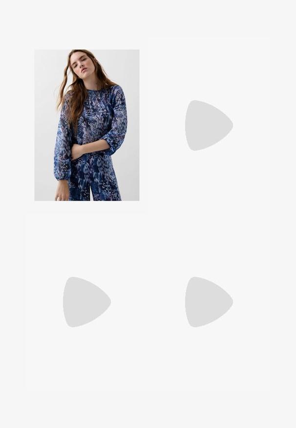 Langärmlige Bluse in Blau und Lila mit Muster, גוטzüglichem Rundhalsausschnitt und elastischen Bündchen, aus einem weichen, strukturierten Stoff.; Weißes Kleid aus strukturiertem Stoff mit Rüschen, kreisförmigem Spitzeinsatz und goldfarbenen Knöpfen. Subtile Punktmusterung verstärkt das Design.; Fransen-Stiefelette aus taupefarbenem Wildleder mit drei Lagen Fransen. Spitz zulaufende Zehenpartie und ein niedriger Blockabsatz. Durchgehend glatte Oberfläche.; Geflochtene Handtasche aus beigem gewebtem Material, verziert mit floralen Akzenten und einer strukturierten Oberfläche sowie einer geschwungenen Silhouette.; Goldene Creolenohrringe mit drei weißen Perlen, die eine glatte Textur und eine runde Form aufweisen, mit einem kleinen goldenen Akzent unterhalb der Perlen.