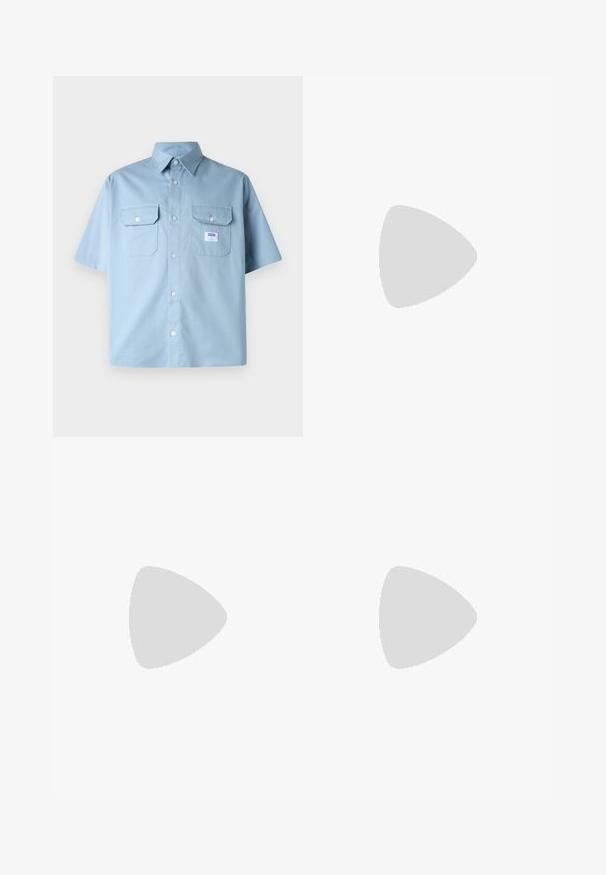 Lichtblauw kortarm shirt van katoen, met een puntig verstelbare kraag, twee borstzakken en een klein logo-opdruk nabij de linker zak.; Lichtblauwe denim jeans met een straight-leg ontwerp, vijf zakken, knoopsluiting, minimale vervaging en contrasterende stikseldetails.; Zwarte lederen instappers met een ronde neus, verhoogde stiksel details op de voet en een platte rubberen zool. Gladde textuur, klassiek ontwerp.; Donkerblauwe leren aktetas met dubbele bovenhandgrepen en een afneembare schouderband. Kenmerkt zich door een gestructureerde afwerking, verticale stiksels en een logo-detail.
