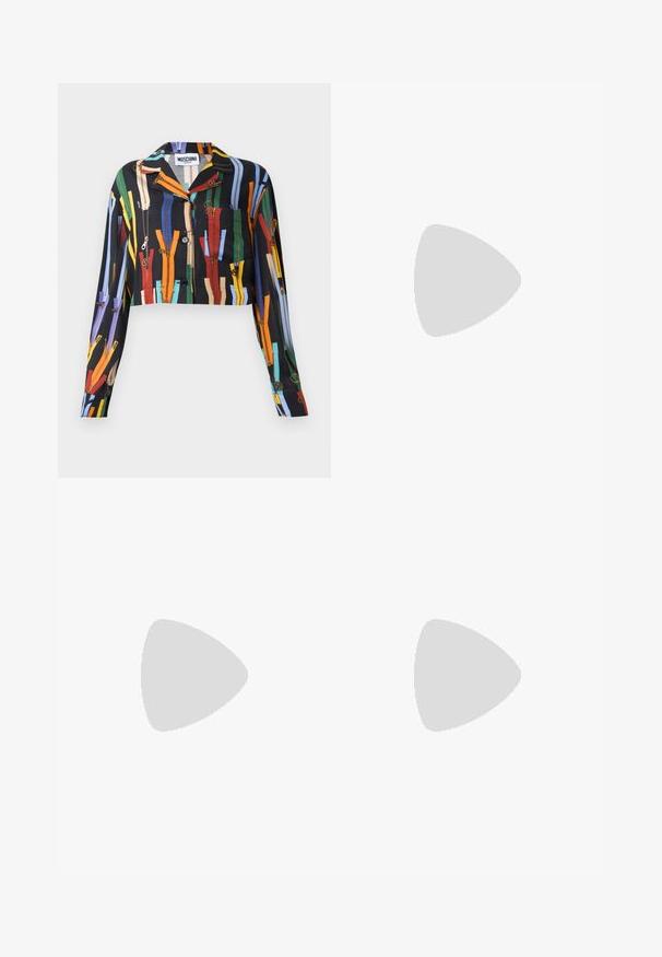 Maglietta nera corta con motivi colorati sulla cerniera, chiusura a bottoni e taschino sul petto. Realizzata in tessuto leggero con una superficie liscia.; Pantaloni neri in finta pelle con taglio wide-leg, dotati di cuciture bianche, tasche anteriori e un bottone dorato in vita.; Pantofole da balletto nere in pelle con punta arrotondata, texture liscia, dettagli di cucitura minimi e design con suola flessibile.; Borsa a tracolla in pelle marrone con chiusura a pattina, hardware color oro, tracolla e una finitura liscia. Forma rettangolare compatta.